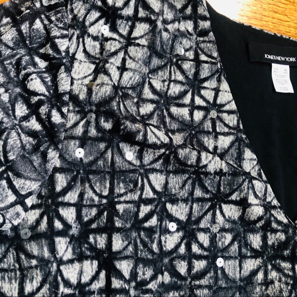 JONES NEW YORK GRAY-BLACK GEOMETRIC WRAP TOP - Picture 3 of 6